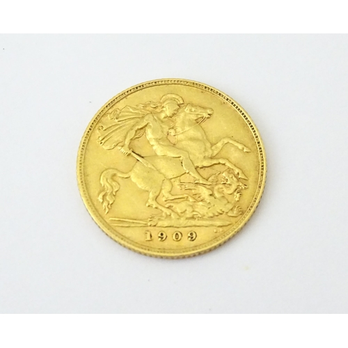 722 - Coin: A 1909 Edward VII gold half sovereign.