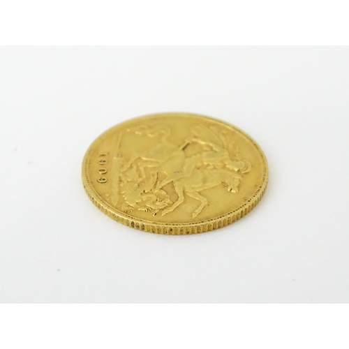 722 - Coin: A 1909 Edward VII gold half sovereign.