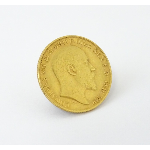 722 - Coin: A 1909 Edward VII gold half sovereign.