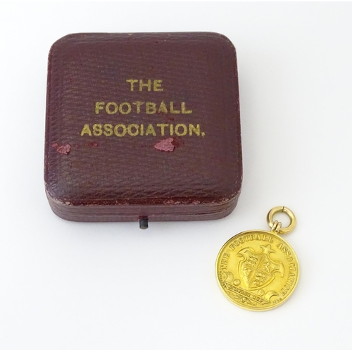 726 - Football Interest : A cased 9ct gold medal / fob for The Football Association Amateur Cup Runner's U... 