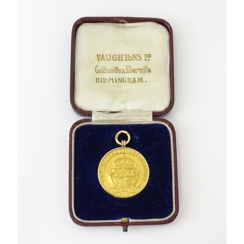 727 - Football Interest : A cased 9ct gold medal / fob for The Football Association Amateur Cup Winners, h... 