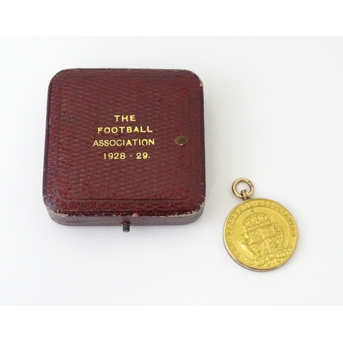 727 - Football Interest : A cased 9ct gold medal / fob for The Football Association Amateur Cup Winners, h... 