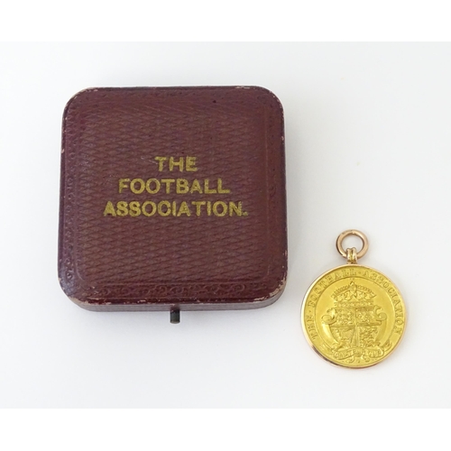 728 - Football Interest : A cased 9ct gold medal / fob for The Football Association Amateur Cup Winners, h... 