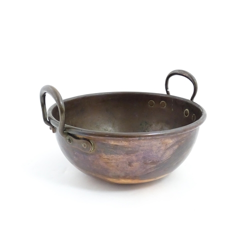 1310 - A 19thC copper confectioners bowl with twin handles. Approx. 13