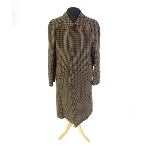 1391 - Vintage fashion and clothing: A men's  lambswool Aquascutum coat with houndstooth pattern. Chest  ap... 