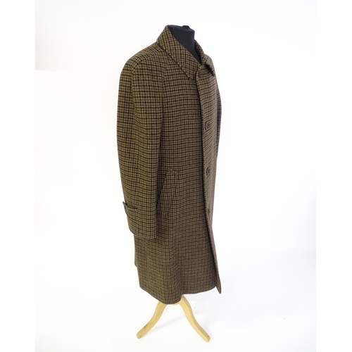 1391 - Vintage fashion and clothing: A men's  lambswool Aquascutum coat with houndstooth pattern. Chest  ap... 