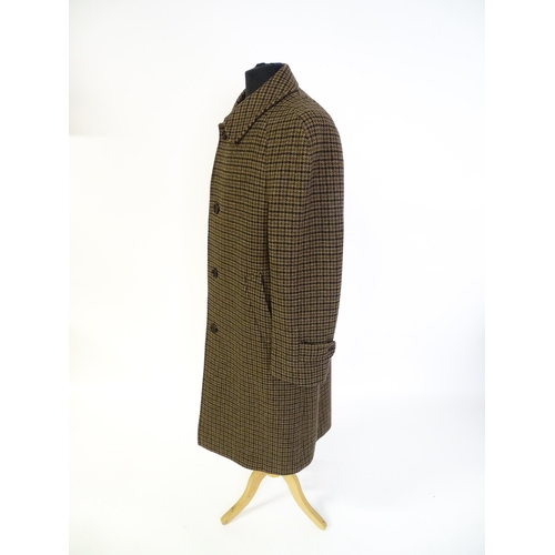 1391 - Vintage fashion and clothing: A men's  lambswool Aquascutum coat with houndstooth pattern. Chest  ap... 