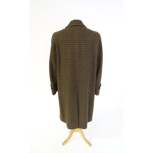 1391 - Vintage fashion and clothing: A men's  lambswool Aquascutum coat with houndstooth pattern. Chest  ap... 