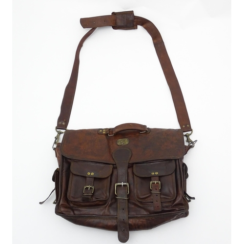 1399 - Vintage fashion / clothing: A vintage brown leather messenger bag by Cuero, with multiple compartmen... 