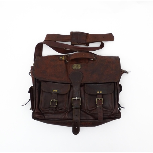 1399 - Vintage fashion / clothing: A vintage brown leather messenger bag by Cuero, with multiple compartmen... 