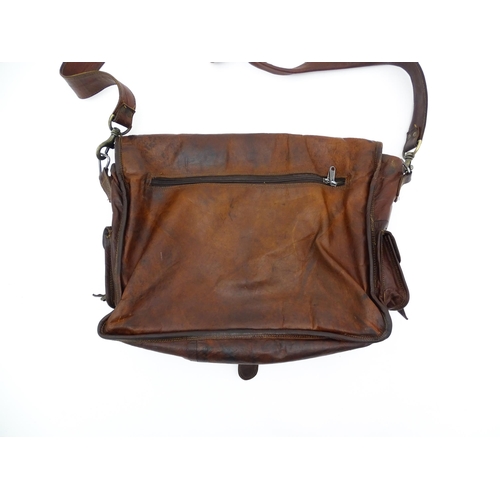 1399 - Vintage fashion / clothing: A vintage brown leather messenger bag by Cuero, with multiple compartmen... 