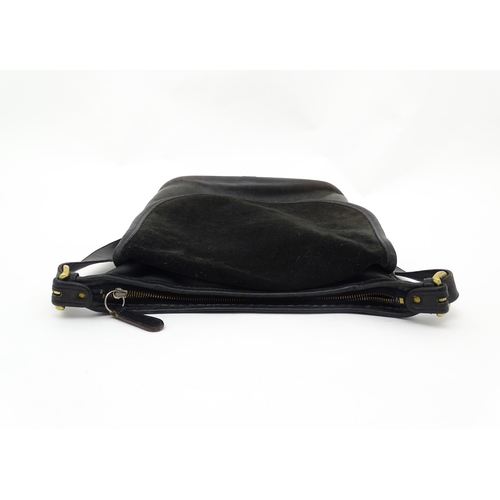 1404 - Vintage fashion / clothing: A vintage Coach Whitney crossbody bag in black leather. Code 0633-207. A... 