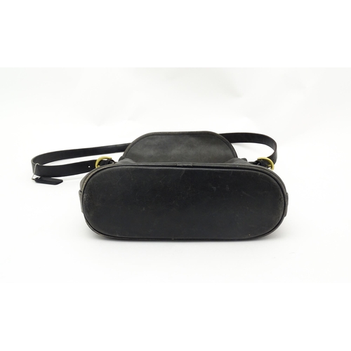 1404 - Vintage fashion / clothing: A vintage Coach Whitney crossbody bag in black leather. Code 0633-207. A... 