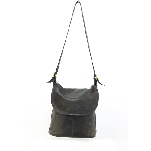 1404 - Vintage fashion / clothing: A vintage Coach Whitney crossbody bag in black leather. Code 0633-207. A... 