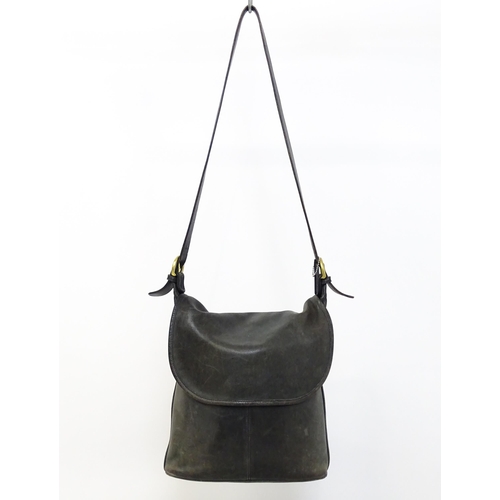 1404 - Vintage fashion / clothing: A vintage Coach Whitney crossbody bag in black leather. Code 0633-207. A... 