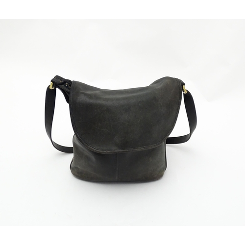 1404 - Vintage fashion / clothing: A vintage Coach Whitney crossbody bag in black leather. Code 0633-207. A... 