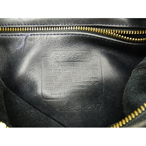 1404 - Vintage fashion / clothing: A vintage Coach Whitney crossbody bag in black leather. Code 0633-207. A... 