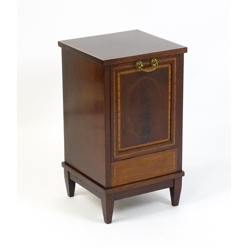 1666 - An Edwardian mahogany perdonium with a satinwood crossbanded top and front panel raised on four tape... 