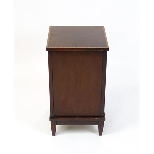 1666 - An Edwardian mahogany perdonium with a satinwood crossbanded top and front panel raised on four tape... 