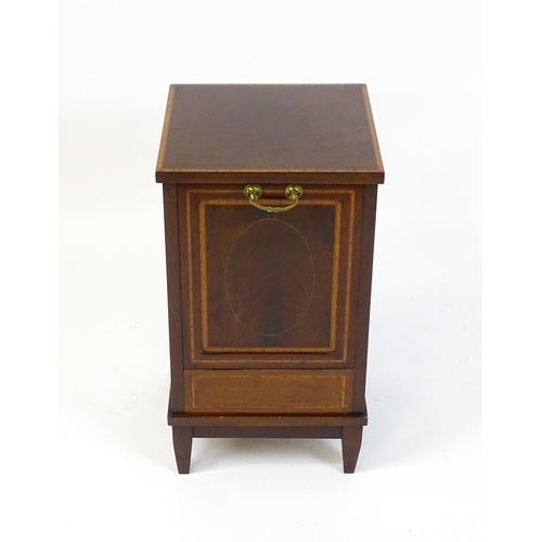 1666 - An Edwardian mahogany perdonium with a satinwood crossbanded top and front panel raised on four tape... 