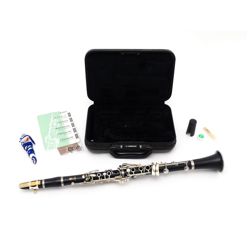 1366 - Musical Instrument : a Yamaha model 250 clarinet , serial number 111850, in a fitted case with acces... 