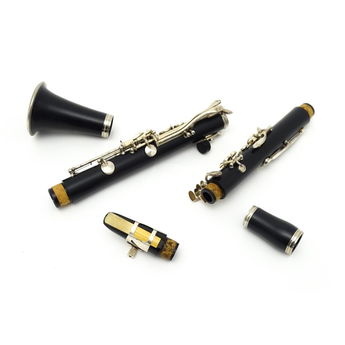 1366 - Musical Instrument : a Yamaha model 250 clarinet , serial number 111850, in a fitted case with acces... 