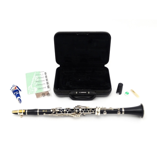 1366 - Musical Instrument : a Yamaha model 250 clarinet , serial number 111850, in a fitted case with acces... 