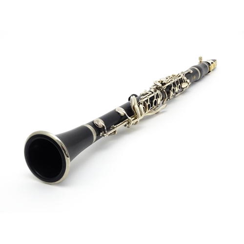 1366 - Musical Instrument : a Yamaha model 250 clarinet , serial number 111850, in a fitted case with acces... 