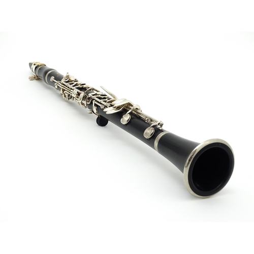 1366 - Musical Instrument : a Yamaha model 250 clarinet , serial number 111850, in a fitted case with acces... 