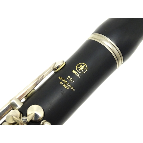 1366 - Musical Instrument : a Yamaha model 250 clarinet , serial number 111850, in a fitted case with acces... 