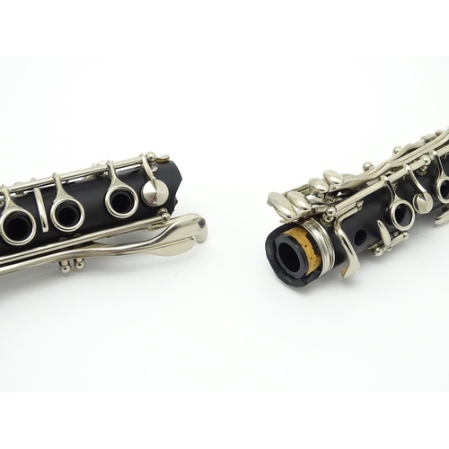 1367 - Musical Instrument: sections and parts of a Creston clarinet, serial number L9210120. In fitted hard... 