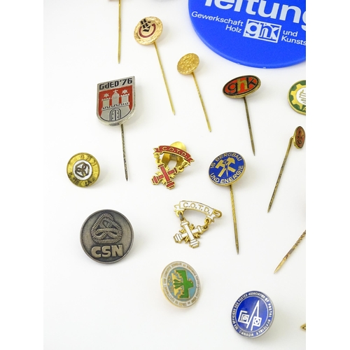 775 - Trade Union Interest: a quantity of assorted badges, pins, etc. to include Gewerkschaft Holz und Kun... 