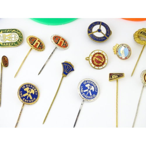 775 - Trade Union Interest: a quantity of assorted badges, pins, etc. to include Gewerkschaft Holz und Kun... 