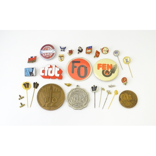 777 - Trade Union Interest: a quantity of assorted badges, pins, etc. to include Aluminium Workers Interna... 