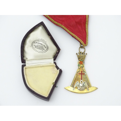 1265 - Masonic / Freemasonry Interest: A quantity of early to mid 20thC Freemasonry / Masonic regalia, comp... 