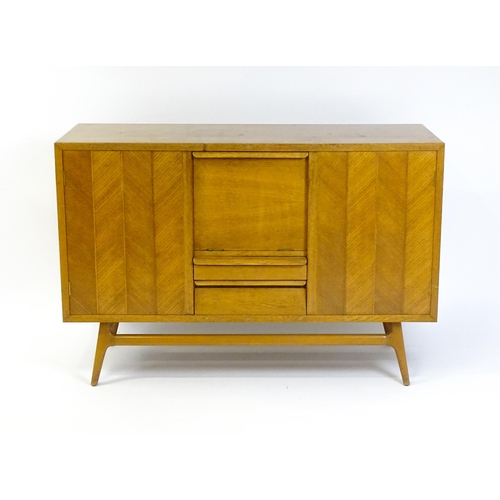 1751 - A mid-century Everest oak sideboard, no. 1003C for Maples. Maples label to drawer. Approx. 35