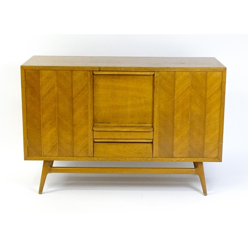 1751 - A mid-century Everest oak sideboard, no. 1003C for Maples. Maples label to drawer. Approx. 35