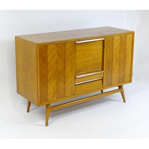 1751 - A mid-century Everest oak sideboard, no. 1003C for Maples. Maples label to drawer. Approx. 35