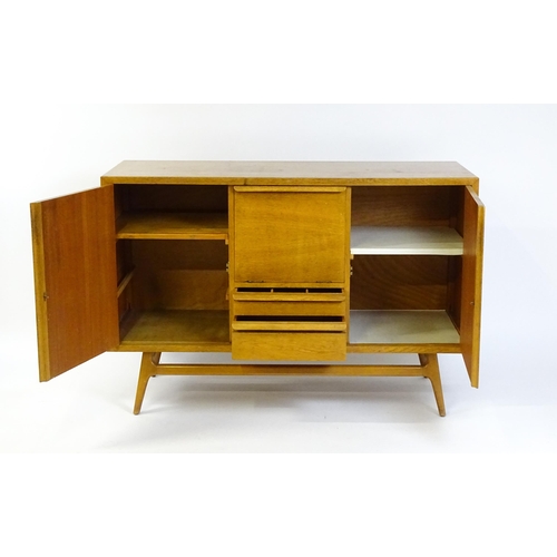 1751 - A mid-century Everest oak sideboard, no. 1003C for Maples. Maples label to drawer. Approx. 35