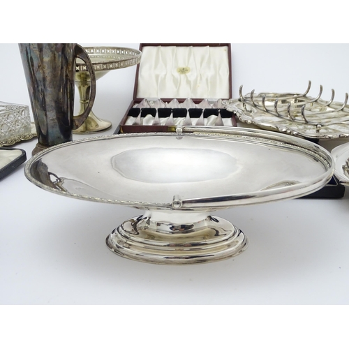 518 - A quantity of silver plate items to include cake basket, bottle coasters, asparagus dishes, butter d... 