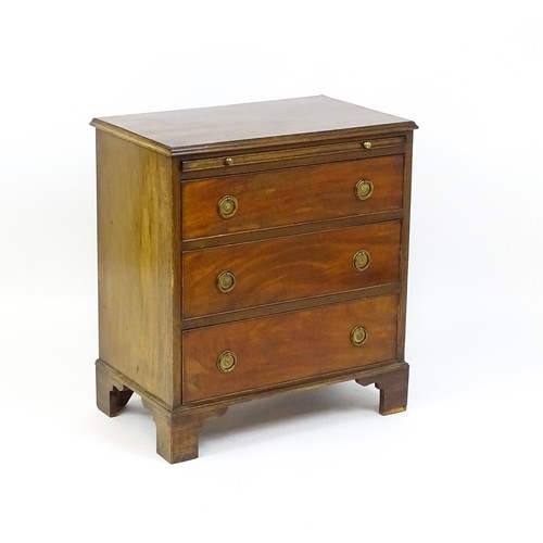 1643 - An early 20thC mahogany bachelors chest with a moulded top above a brushing slide and three long dra... 