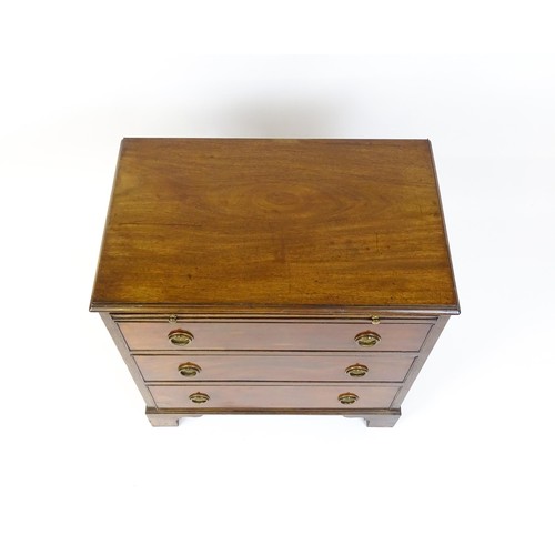 1643 - An early 20thC mahogany bachelors chest with a moulded top above a brushing slide and three long dra... 