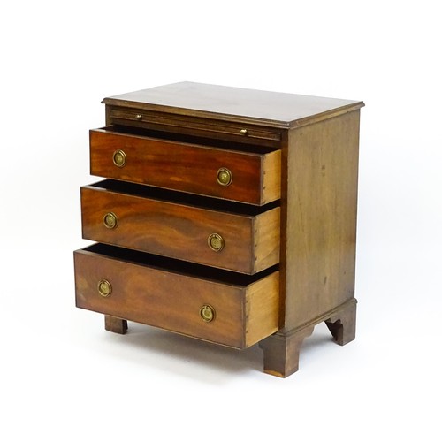 1643 - An early 20thC mahogany bachelors chest with a moulded top above a brushing slide and three long dra... 