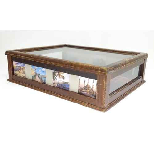 122 - A glass table top vitrine / display cabinet, approx 22