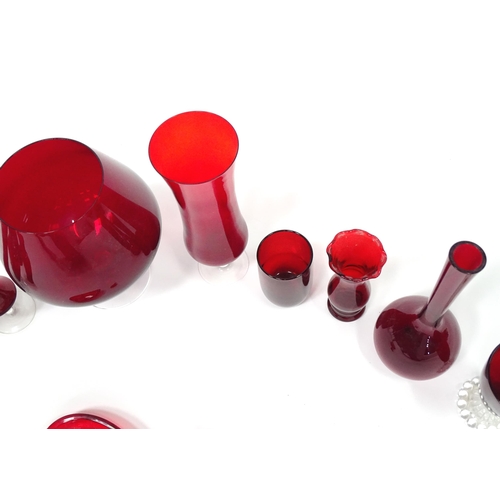 343 - A quantity of assorted red glassware to include vases, glasses etc. The tallest approx 10