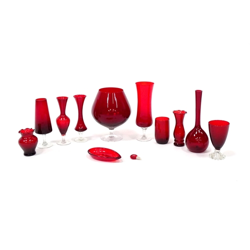 343 - A quantity of assorted red glassware to include vases, glasses etc. The tallest approx 10
