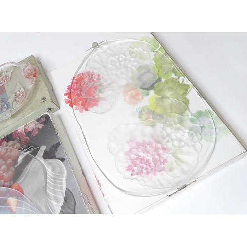 358 - A quantity of assorted glassware to include a set of six Chesterfield glasses with coloured decorati... 