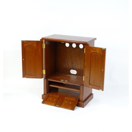 660 - A mahogany veneered television cabinet  27