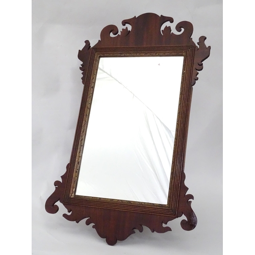 662 - A 20thC Georgian style wall mirror, with carved mahogany frame. Approx. 25 1/2