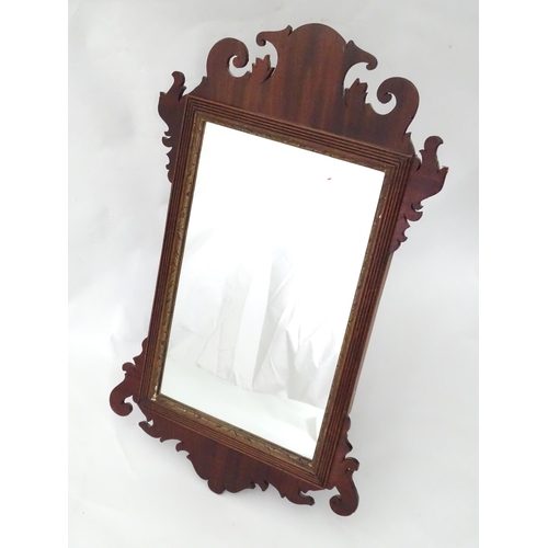 662 - A 20thC Georgian style wall mirror, with carved mahogany frame. Approx. 25 1/2